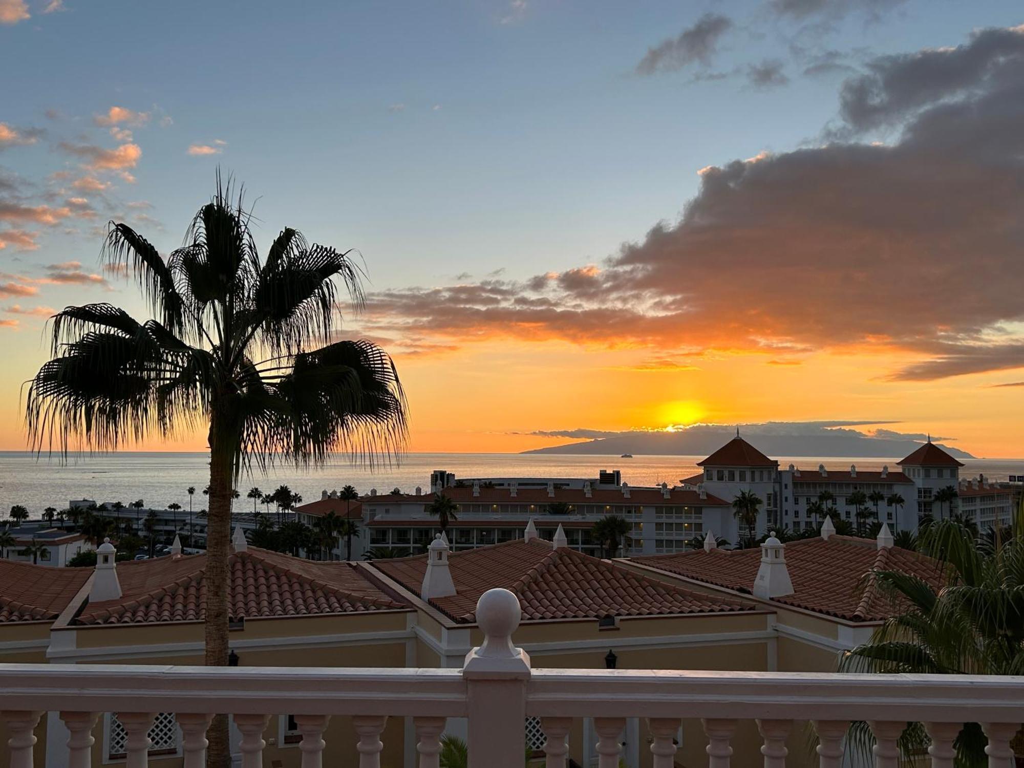 אדחה Playa Del Duque-Amazing Views 2 Bedroom מראה חיצוני תמונה